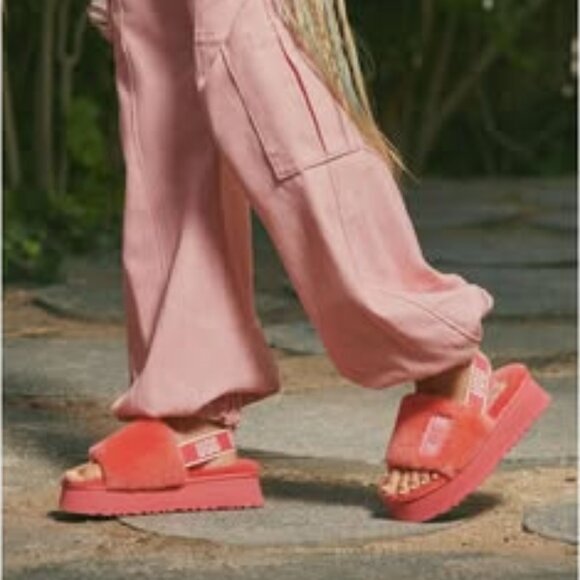 UGGs 💯Auth: Hibiscus Pink Disco Sheepskin Fluff Platform Slides US 8/EUR 39 NIB - Picture 1 of 7